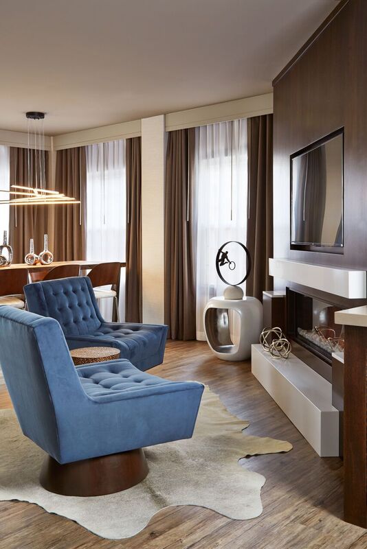 suite2 Pair blue chairs with TV